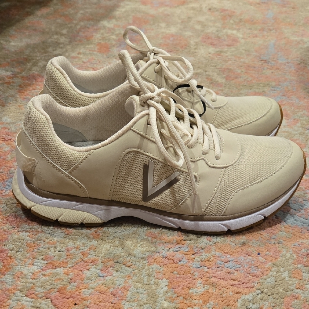 NWOB Vionic Paige Sneaker Sz 11